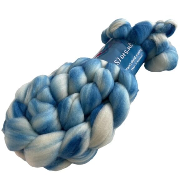 il_fullxfull.5769027884_o6se.jpg Handgeverfde superwash extra fijne Merino top. Schapenwolkjes. Zacht roving met hemelsblauwe strepen op een witte ondergrond.