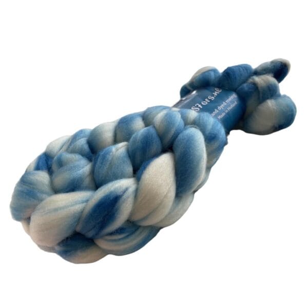 il_fullxfull.5817089847_adnw.jpg Handgeverfde superwash extra fijne Merino top. Schapenwolkjes. Zacht roving met hemelsblauwe strepen op een witte ondergrond.