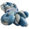 il_fullxfull.5817089871_1umo.jpg Handgeverfde superwash extra fijne Merino top. Schapenwolkjes. Zacht roving met hemelsblauwe strepen op een witte ondergrond.