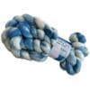 il_fullxfull.5817089953_lgkj.jpg Handgeverfde superwash extra fijne Merino top. Schapenwolkjes. Zacht roving met hemelsblauwe strepen op een witte ondergrond.