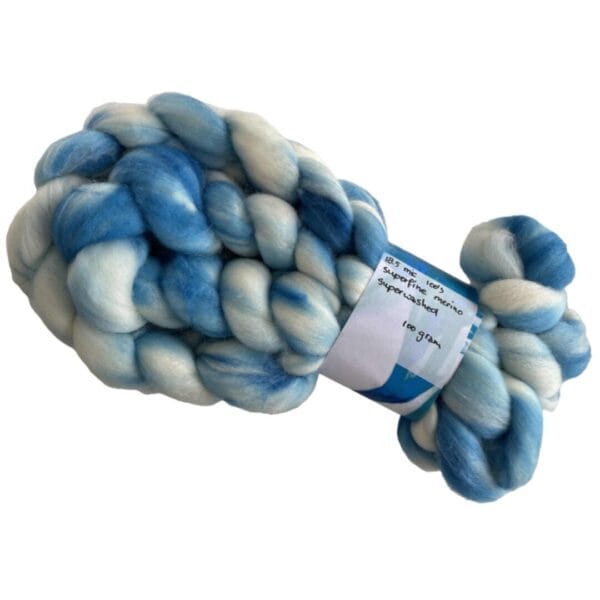 il_fullxfull.5817089953_lgkj.jpg Handgeverfde superwash extra fijne Merino top. Schapenwolkjes. Zacht roving met hemelsblauwe strepen op een witte ondergrond.
