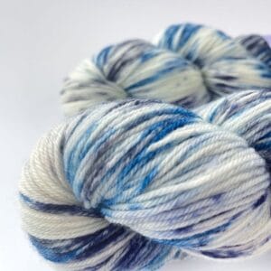 Handgeverfd superwash Merino en nylon garen. Delft