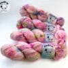 Handgeverfd fijn 4-strengs boucle-effect garen 'Neon speckles'.