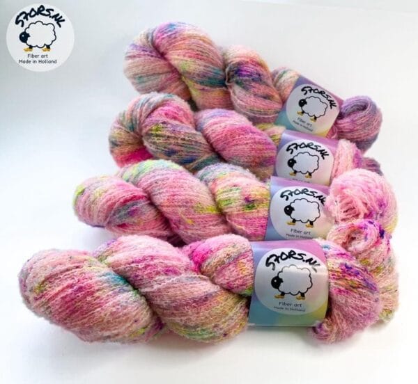 Handgeverfd fijn 4-strengs boucle-effect garen 'Neon speckles'.