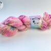 Handgeverfd fijn 4-strengs boucle-effect garen 'Neon speckles'.