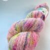 Handgeverfd fijn 4-strengs boucle-effect garen 'Neon speckles'.