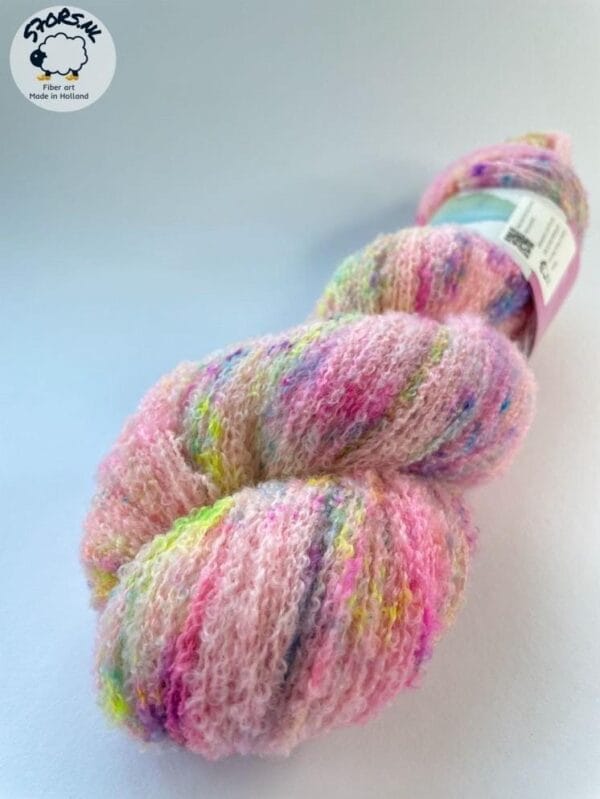 Handgeverfd fijn 4-strengs boucle-effect garen 'Neon speckles'.