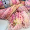 Handgeverfd fijn 4-strengs boucle-effect garen 'Neon speckles'.