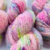 Handgeverfd fijn 4-strengs boucle-effect garen 'Neon speckles'.