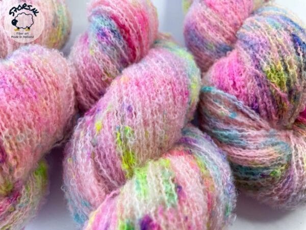 Handgeverfd fijn 4-strengs boucle-effect garen 'Neon speckles'.