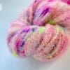 Handgeverfd fijn 4-strengs boucle-effect garen 'Neon speckles'.