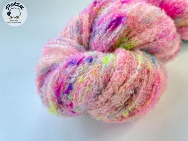 Handgeverfd fijn 4-strengs boucle-effect garen 'Neon speckles'.