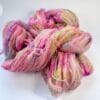 Handgeverfd fijn 4-strengs boucle-effect garen 'Neon speckles'.