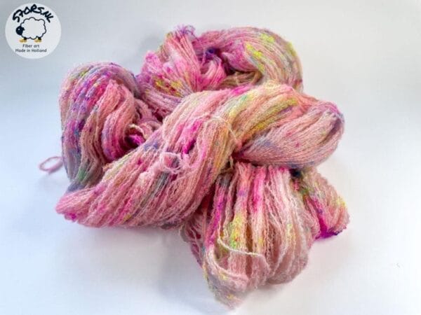 Handgeverfd fijn 4-strengs boucle-effect garen 'Neon speckles'.