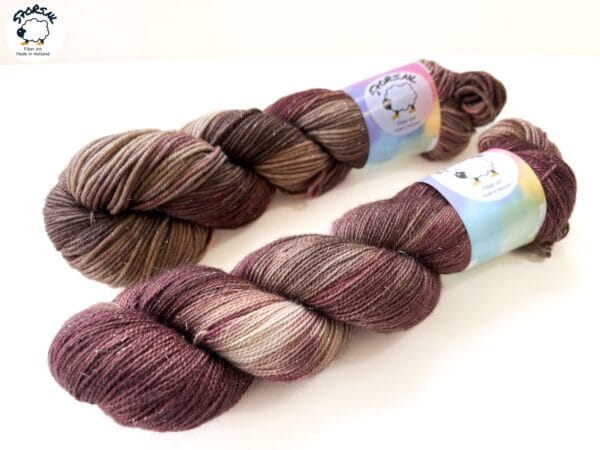 516cc2ec-16f7-4876-8c15-191dafd6a807 Brownie – handgeverfd merinogaren met glitter