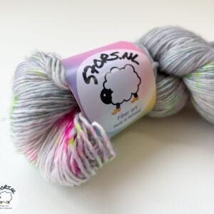 ABFCD093-DAC9-47D7-A643-100C1BFCC919 Grijs met neon spikkels – Handgeverfd Merino single ply garen