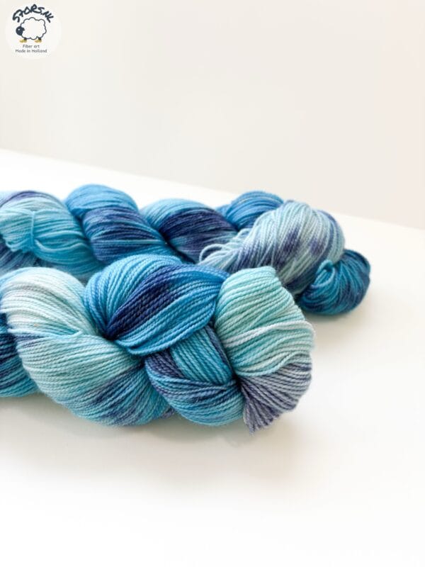 f969c2e4-4fd3-4825-87aa-b626e92d34a0 Ice Queen - merino glitter yarn with royal allure